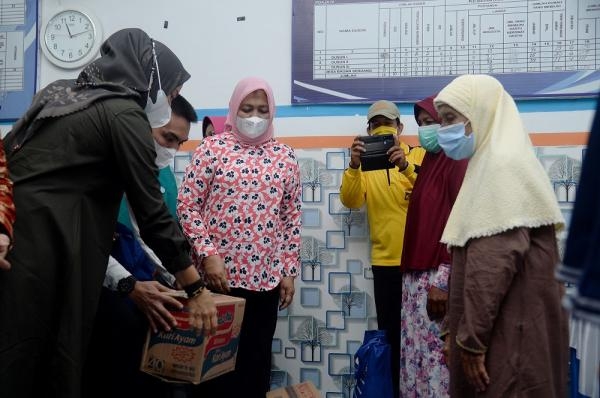 Ringankan Beban Masyarakat di Tengah Pandemi, Nawal Serahkan Bantuan Sembako kepada Warga Desa Bagan Serdang